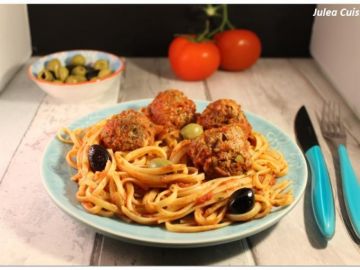 Boulettes de boeuf aux olives et pignons, spaghetti tomates fraiches, origan Boulettes de boeuf aux olives et pignons, spaghetti tomates fraiches, origan