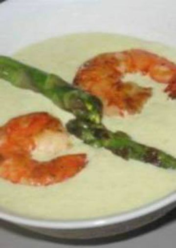 Velouté d'asperges aux gambas grillées