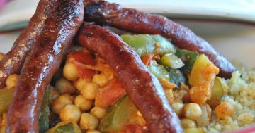 Tajine de poulet, merguez, légumes et semoule Tajine de poulet, merguez, légumes et semoule
