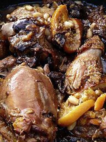 Poulet acidulé à l'orange , aux pruneaux et pignons Poulet acidulé à l'orange , aux pruneaux et pignons