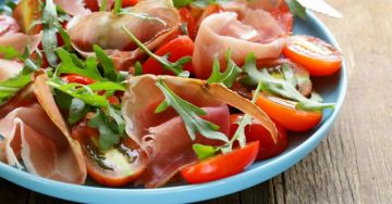Salade de jambon de Parme, roquette et tomates minceur Salade de jambon de Parme, roquette et tomates minceur