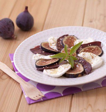 Carpaccio de magret de canard aux figues et à la mozzarella Carpaccio de magret de canard aux figues et à la mozzarella