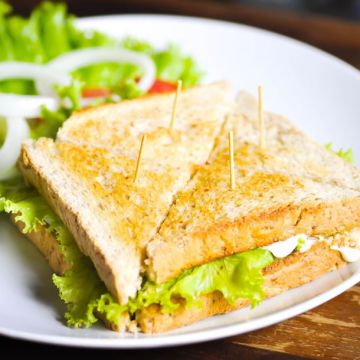 Croque-monsieur au fromage de chèvre et au basilic Croque-monsieur au fromage de chèvre et au basilic