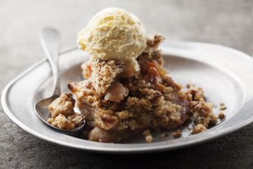 Crumble facile aux pommes, noisettes et caramel