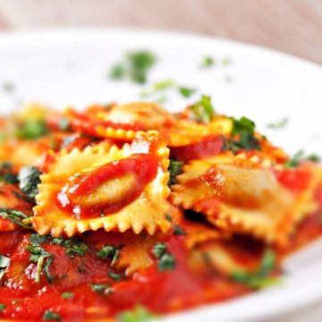Ravioles à la sauce tomate et aux herbes fraîches Ravioles à la sauce tomate et aux herbes fraîches