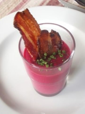 Soupe de betterave au Kiri et craquant de lard