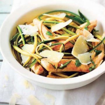 Salade de courgettes au poulet et parmesan Salade de courgettes au poulet et parmesan