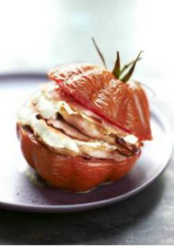 Tomate cœur de bœuf snackée, au bacon et à la ricotta Tomate cœur de bœuf snackée, au bacon et à la ricotta