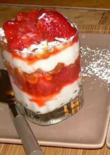 Verrines fraises, rhubarbe et coco Verrines fraises, rhubarbe et coco
