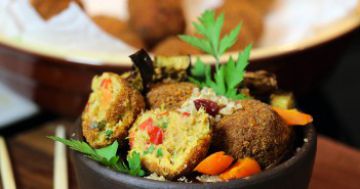 Boulettes de thon croustillantes, salade de quinoa et légumes Boulettes de thon croustillantes, salade de quinoa et légumes
