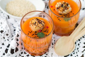 Soupe de carottes au lait de coco et noix de Saint-Jacques au sésame