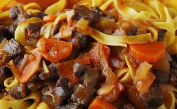 Boeuf à la cuiller et tagliatelles Boeuf à la cuiller et tagliatelles