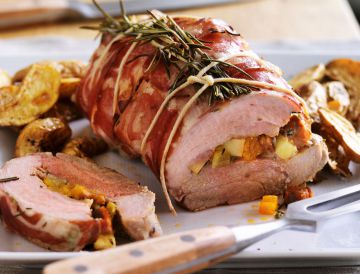 Rôti de porc au lard farci aux pommes et fruits secs Rôti de porc au lard farci aux pommes et fruits secs