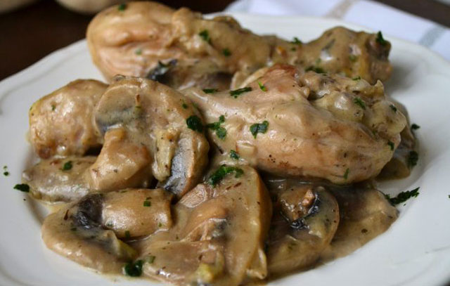 Cuisses de Poulet à la Sauce aux Champignons Cuisses de Poulet à la Sauce aux Champignons