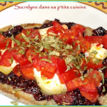 Tartine sucrée-salée figue-chèvre-tomate Tartine sucrée-salée figue-chèvre-tomate