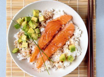 Riz façon sushi au saumon et à l'avocat Riz façon sushi au saumon et à l'avocat