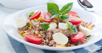 Salade de riz rassasiante au thon et oeufs durs Salade de riz rassasiante au thon et oeufs durs