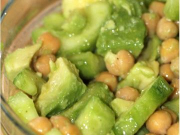 Salade de concombre, avocats et pois chiches Salade de concombre, avocats et pois chiches