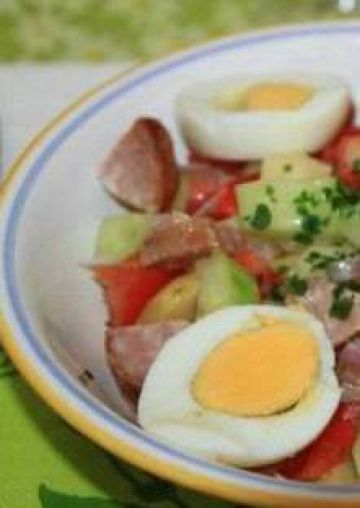 Salade de pommes de terre franc-comtoise à la saucisse de Morteau et au comté Salade de pommes de terre franc-comtoise à la saucisse de Morteau et au comté