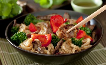 Boeuf aux oignons et ses nouilles sautées Boeuf aux oignons et ses nouilles sautées