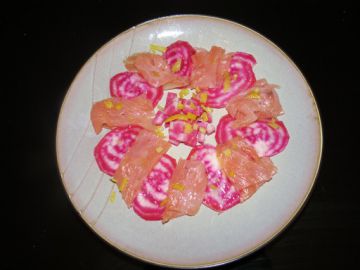 Carpaccio de saumon fumé et de betterave chioggia Carpaccio de saumon fumé et de betterave chioggia