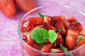 Salade de fraises au citron et à la menthe
