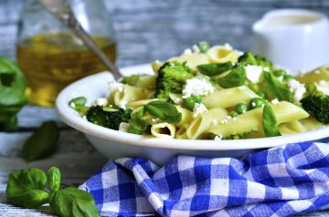 Penne aux brocolis, petits pois et feta Penne aux brocolis, petits pois et feta