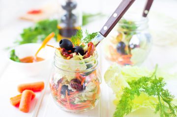 Salade jar aux olives, tomates séchées et mozzarella Salade jar aux olives, tomates séchées et mozzarella