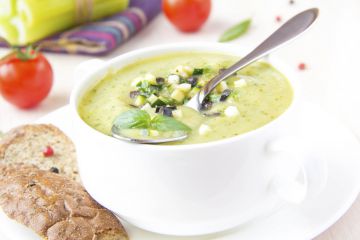 Soupe de concombre froide à la menthe et yaourt Soupe de concombre froide à la menthe et yaourt