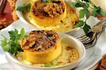 Nids de pommes de terre farcis aux noix et oignons Nids de pommes de terre farcis aux noix et oignons
