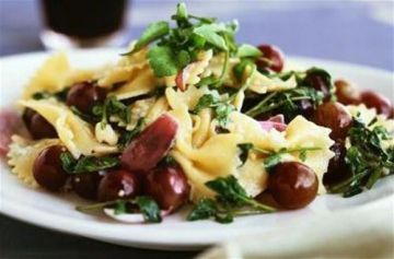 Salade tiède de pâtes aux raisins et aux oignons Salade tiède de pâtes aux raisins et aux oignons