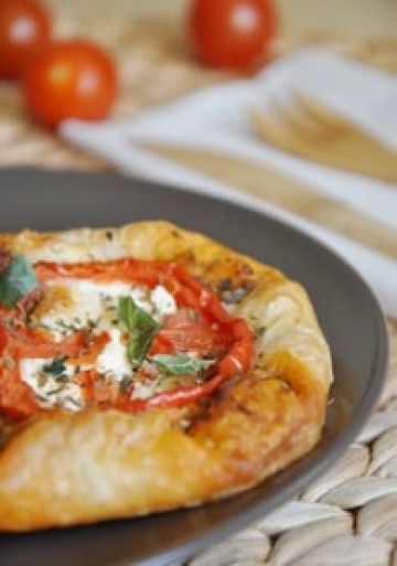 Feuilletés tomate fromage chèvre à la provençale Feuilletés tomate fromage chèvre à la provençale