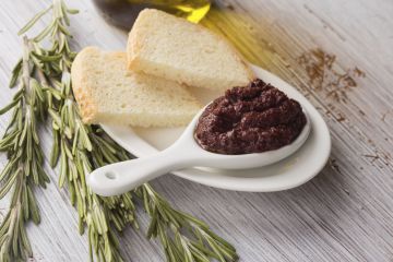 Tapenade aux olives noires et crème fraîche Tapenade aux olives noires et crème fraîche
