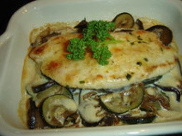 Escalope de dinde gratinée au comté et poêlée de légumes