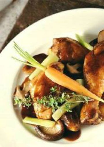 Poulet au vin rouge aux légumes et aux champignons Poulet au vin rouge aux légumes et aux champignons