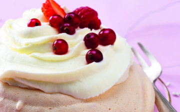 Pavlovas aux fruits rouges et chantilly Pavlovas aux fruits rouges et chantilly