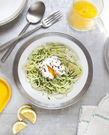 Salade de courgettes, oeufs pochés Salade de courgettes, oeufs pochés