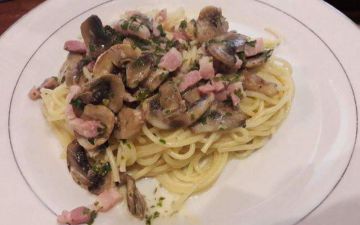 Pâtes aux champignons et lardons. Pâtes aux champignons et lardons.