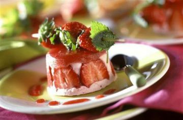Mousse aux fraises avec brochette de fraises