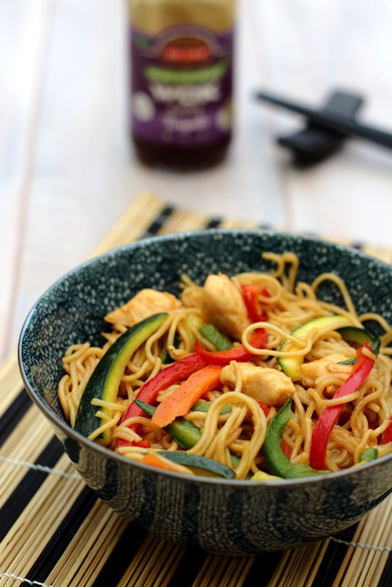 Wok aux légumes croquants, nouilles, poulet et sauce teriyaki Wok aux légumes croquants, nouilles, poulet et sauce teriyaki