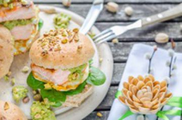 Burger de saumon, œuf à cheval et guacamole à la pistache Burger de saumon, œuf à cheval et guacamole à la pistache