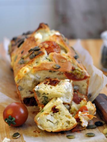 Cake à la feta et tomates cerise Cake à la feta et tomates cerise