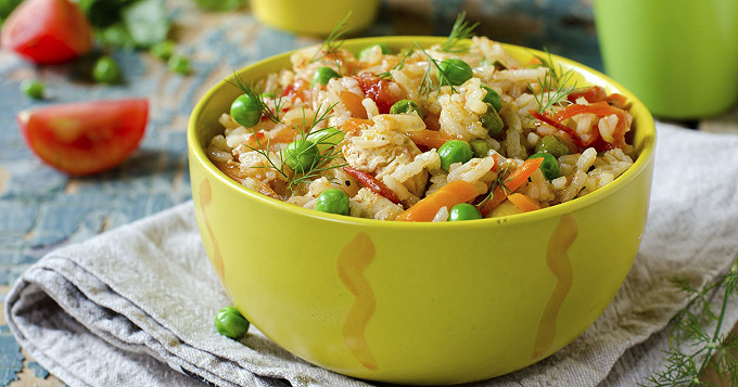 Riz pilaf au poulet, carottes et petits pois (Crête) Riz pilaf au poulet, carottes et petits pois (Crête)