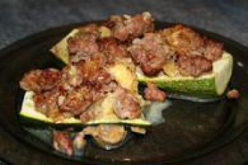 Courgettes farçies, sauce relevée Courgettes farçies, sauce relevée