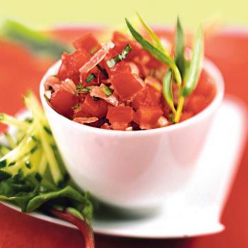 Tartare de tomates, concombre et pignons de pin, vinaigrette à l’huile de noisette Tartare de tomates, concombre et pignons de pin, vinaigrette à l’huile de noisette