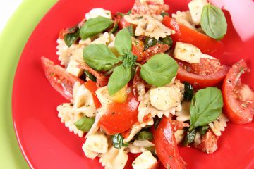 Farfalles aux tomates, mozzarela et basilic Farfalles aux tomates, mozzarela et basilic