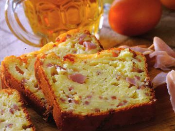 Cake au cheddar, au jambon, à la bière, et à la moutarde Cake au cheddar, au jambon, à la bière, et à la moutarde