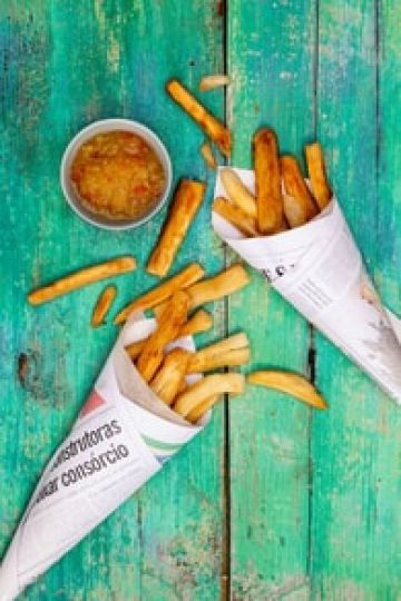 Frites brésiliennes de manioc, sauce aigre douce Frites brésiliennes de manioc, sauce aigre douce