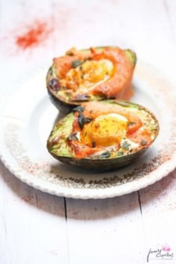 Avocats aux œufs et saumon fumé Avocats aux œufs et saumon fumé