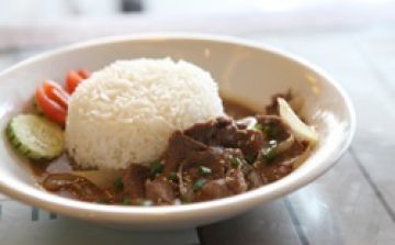 Boeuf aux oignons et son riz blanc Boeuf aux oignons et son riz blanc